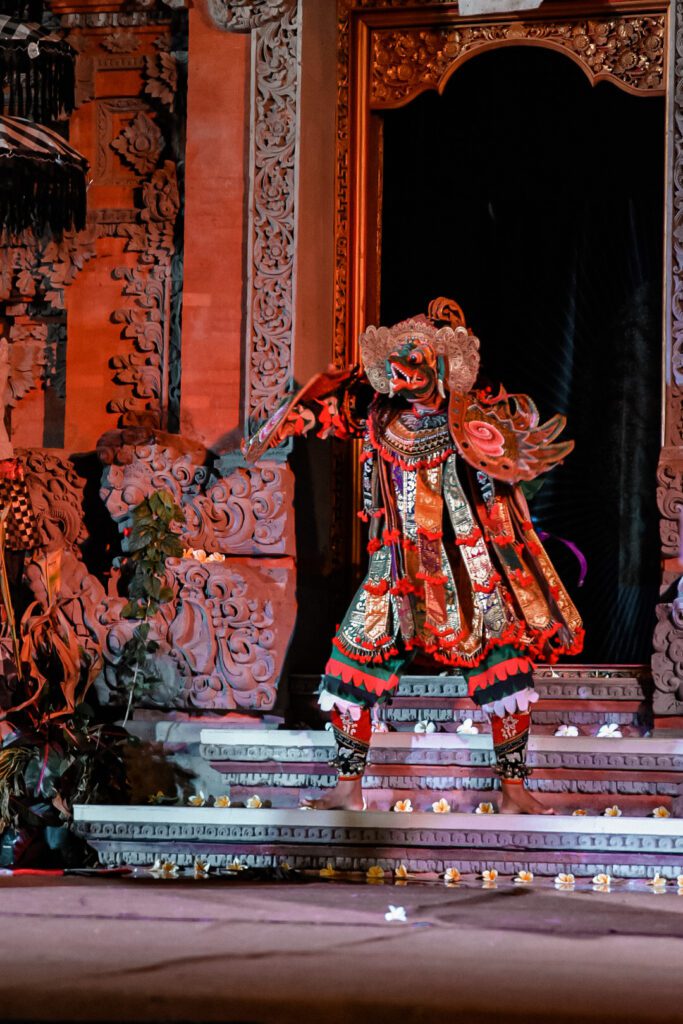 spectacle de danse traditionnelle a ubud