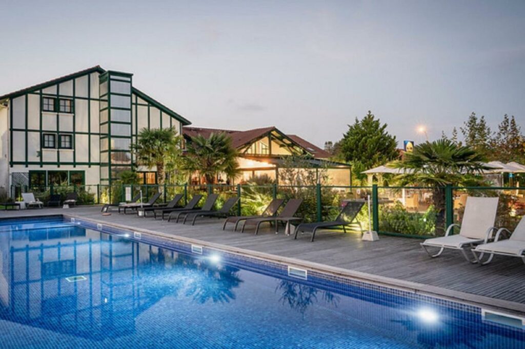 piscine hotel donibane a saint jean de luz